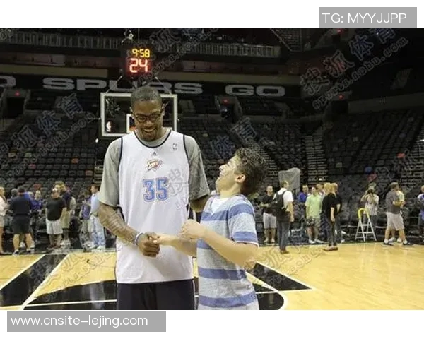 杜兰特与美女主持轻松互动分享快乐心情的背后故事