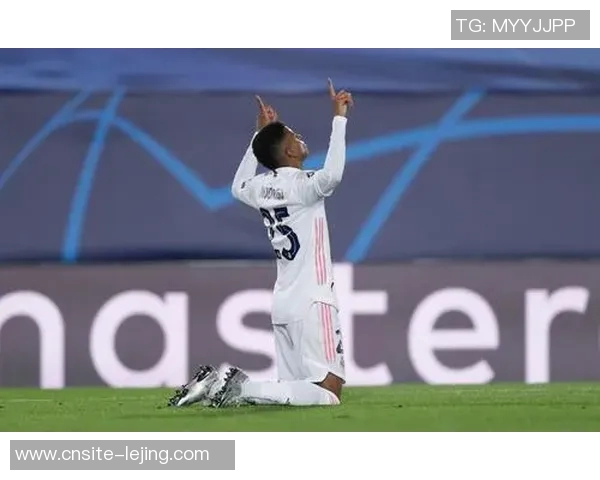 罗德里戈禁区内巧妙漏球晃倒后卫右脚弧线球精彩破门