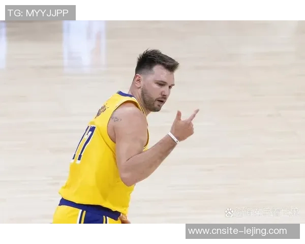 东契奇训练时单脚投三分球10米远险些命中引发里夫斯惊叹