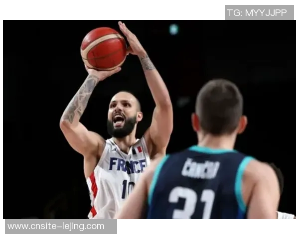 外线火力全开8号秀杰明半场三分命中率高达67贡献12分正负值9